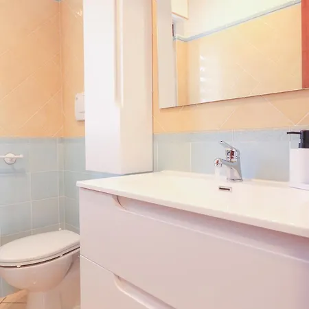 Casa A 500m Dal Mare - Aria Condizionata - Parcheggio Gratuito Lägenhet
